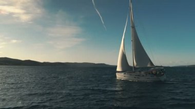 Yelken. Gemi denizde beyaz Yelkenli Yatlar. Lüks tekneler. Yelkenli tekne rakip.