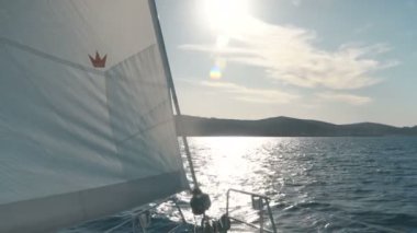Yelken. Gemi denizde beyaz Yelkenli Yatlar. Lüks tekneler. Yelkenli tekne rakip.