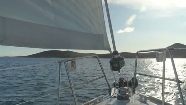 Segeln. Schiffsjachten mit weißen Segeln im Meer. Luxusboote. Teilnehmer der Segelregatta. — Stockvideo