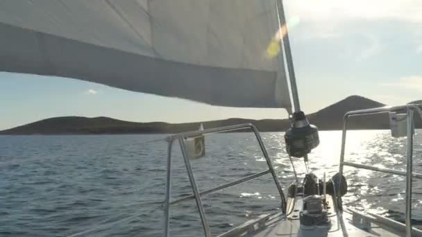 A navegar. Navio iates com velas brancas no mar. Barcos de luxo. Concorrente de barco de regata à vela . — Vídeo de Stock