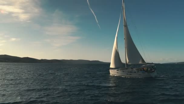 Vela. Nave yacht con vele bianche nel mare. Barche di lusso. Competitore barca di regata a vela . — Video Stock