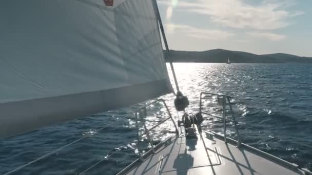 Segeln. Schiffsjachten mit weißen Segeln im Meer. Luxusboote. Teilnehmer der Segelregatta. — Stockvideo