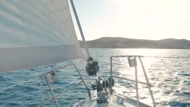 Zeilen. Schip jachten met witte zeilen in de zee. Luxe boten. Boot concurrent van zeilregatta. — Stockvideo