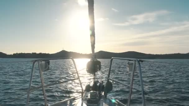 A navegar. Navio iates com velas brancas no mar. Barcos de luxo. Concorrente de barco de regata à vela . — Vídeo de Stock