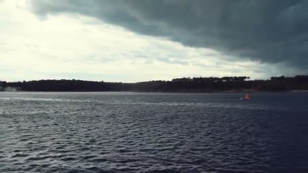 A navegar. Navio iates com velas brancas no mar. Barcos de luxo. Concorrente de barco de regata à vela . — Vídeo de Stock