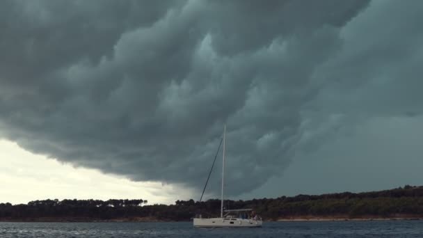 Segeln. Schiffsjachten mit weißen Segeln im Meer. Luxusboote. Teilnehmer der Segelregatta. — Stockvideo