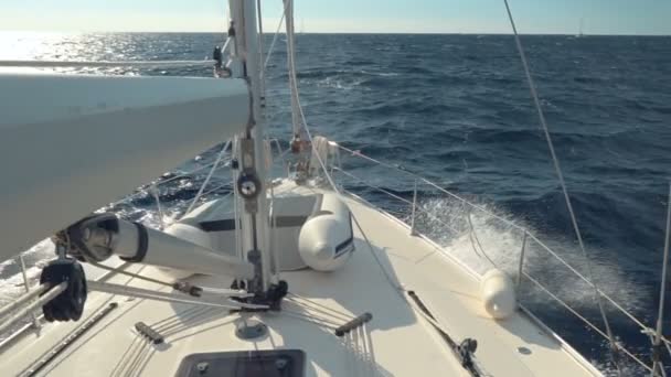 Segeln. Schiffsjachten mit weißen Segeln im Meer. Luxusboote. Teilnehmer der Segelregatta. — Stockvideo