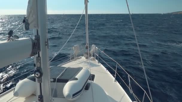 Vela. Nave yacht con vele bianche nel mare. Barche di lusso. Competitore barca di regata a vela . — Video Stock