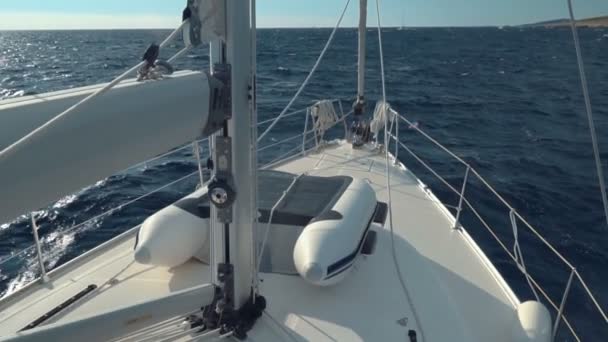 A navegar. Navio iates com velas brancas no mar. Barcos de luxo. Concorrente de barco de regata à vela . — Vídeo de Stock