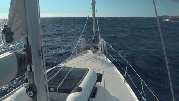 Vela. Nave yacht con vele bianche nel mare. Barche di lusso. Competitore barca di regata a vela . — Video Stock