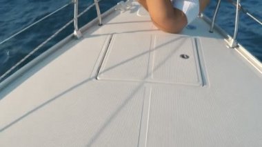 Bikinili kız rahat okyanusun ortasında bir yatta. Resort güzel bir kız. Hafta sonu bir yatta. Bir yatta denizde seyir.
