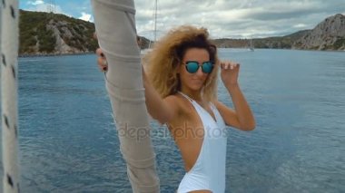 Bikinili kız rahat okyanusun ortasında bir yatta. Resort güzel bir kız. Hafta sonu bir yatta. Bir yatta denizde seyir.