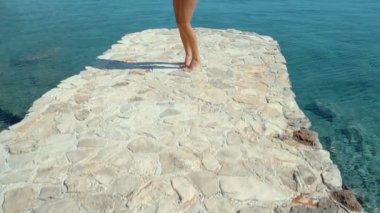 Bikini plaj kadın oynak neşeli sahip gülümseyen mutlu eğlenceli dans ediyorsun. Bikini kız heyecanlı ve eğlenceli güneş gözlüğü takıyor. Güzel seksi karışık ırk kadın yaz seyahat etmek tatil üzerinde eğleniyor.