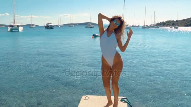 Bikini playa mujer feliz sonriente alegre alegre divertirse bailando alrededor. Chica bikini con gafas de sol emocionada y alegre. Hermosa mujer de raza mixta sexy divirtiéndose en vacaciones de verano . — Vídeos de Stock