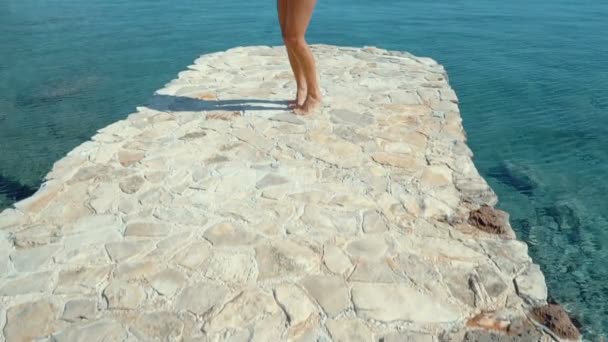 Bikini plage femme heureuse souriante ludique gaie avoir du plaisir à danser autour. Bikini fille portant des lunettes de soleil excité et joyeux. Belle femme mixte sexy de course s'amuser sur les vacances de voyage d'été . — Video