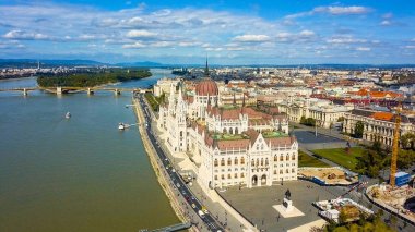 Bir dron havadan görüntüleri Tuna yakınındaki tarihi Buda Castle Castle Hill Budapeşte, Macaristan için gösterir. Köprü Nehri üzerinde. Havadan görünümü.
