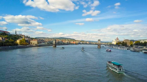 Ujęcia z drone pokazuje historycznych Zamku Królewskiego, w pobliżu Dunaju, na wzgórzu Zamkowym w Budapeszt, Węgry. Most na rzece. Widok z lotu ptaka. — Zdjęcie stockowe