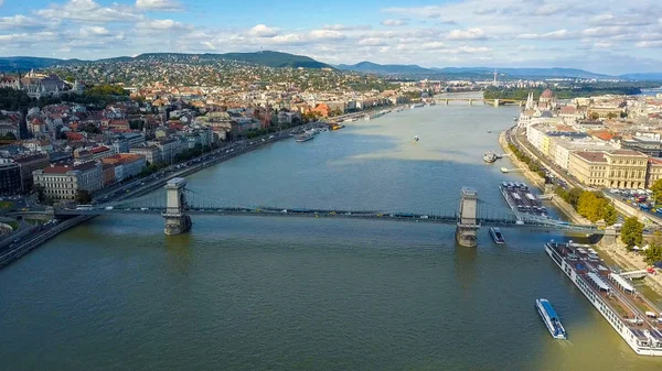 Il filmato aereo di un drone mostra lo storico Castello di Buda vicino al Danubio sulla collina del Castello a Budapest, Ungheria. Ponte sul fiume. Vista aerea . Foto Stock Royalty Free