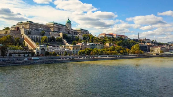 Il filmato aereo di un drone mostra lo storico Castello di Buda vicino al Danubio sulla collina del Castello a Budapest, Ungheria. Ponte sul fiume. Vista aerea . Immagine Stock