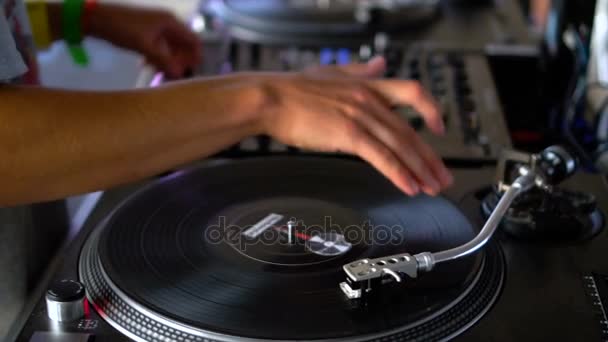 Mix and scratch, mains d'un DJ sur vinyle et boutons de mixage. Ralentissez 120 ips. Tir à la carabine. Coucher de soleil . — Video