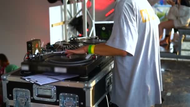 Mix and Scratch, die Hände eines DJs auf Vinyl und Mischpultknöpfe. Zeitlupe 120 fps. Schießen mit Gimbal. Sonnenuntergang. — Stockvideo