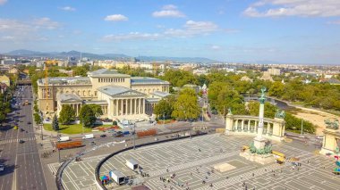 Hava video Heroes Square downtown Budapest, Macaristan - 4 k dron görüntüleri gösterir. Havadan görünümü