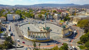 Hava video Heroes Square downtown Budapest, Macaristan - 4 k dron görüntüleri gösterir. Havadan görünümü