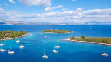 Rahat bir Akdeniz Adası hava görünümünü. Mavi lagün ada cenneti. Hırvatistan Adriyatik Denizi, popüler turistik destinasyon. Açık deniz suyu.