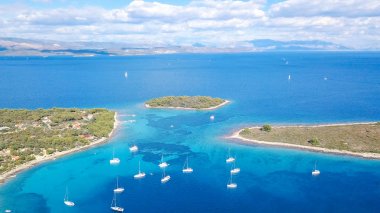 Rahat bir Akdeniz Adası hava görünümünü. Mavi lagün ada cenneti. Hırvatistan Adriyatik Denizi, popüler turistik destinasyon. Açık deniz suyu.