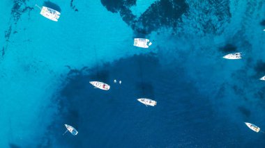 Rahat bir Akdeniz Adası hava görünümünü. Mavi lagün ada cenneti. Hırvatistan Adriyatik Denizi, popüler turistik destinasyon. Açık deniz suyu.