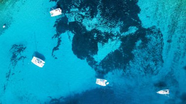 Rahat bir Akdeniz Adası hava görünümünü. Mavi lagün ada cenneti. Hırvatistan Adriyatik Denizi, popüler turistik destinasyon. Açık deniz suyu.