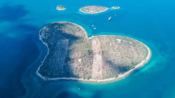 Veduta aerea della bellissima isola a forma di cuore di Galesnjak, chiamata anche Isola dell'Amore, nel canale Pasman, Croazia Immagine Stock