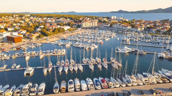 Vista aérea del Club Náutico y Marina en Croacia, 4K. Biograd na moru —  Fotos de Stock