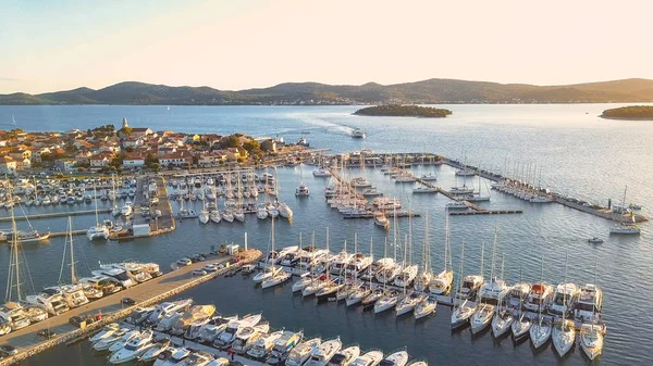 Vista aérea del Club Náutico y Marina en Croacia, 4K. Biograd na moru —  Fotos de Stock