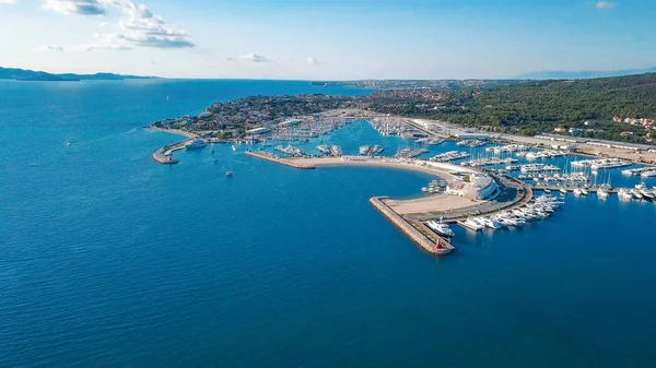 Luchtfoto van mooie moderne marine van Sukosan boordevol dichtbevolkte zeilboten en jachten, Marina Dalmacija. Kroatië — Stockfoto