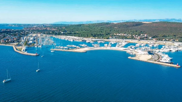 Vista aérea de la hermosa marina moderna de Sukosan densamente lleno de veleros y yates, Marina Dalmacija. Croacia —  Fotos de Stock