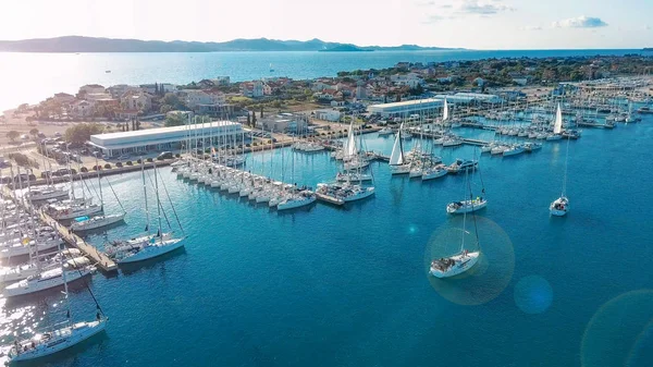 Vista aérea de la hermosa marina moderna de Sukosan densamente lleno de veleros y yates, Marina Dalmacija. Croacia —  Fotos de Stock