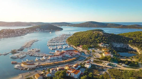 Vista aérea del Club Náutico y Marina en Croacia, 4K. Frapa. —  Fotos de Stock