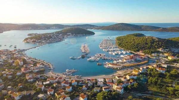 Vista aérea del Club Náutico y Marina en Croacia, 4K. Frapa. —  Fotos de Stock
