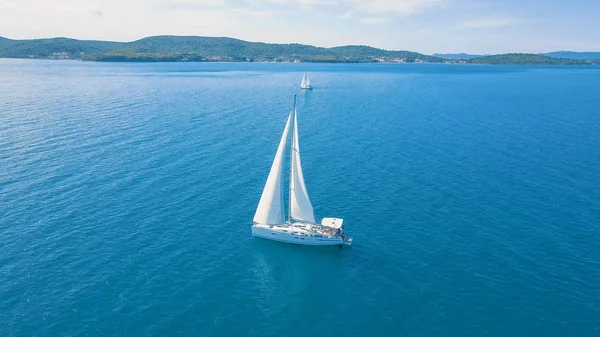 Vue aérienne du yacht naviguant près de belles îles. Beaux nuages en arrière-plan. Yacht de luxe dans la mer. — Photo