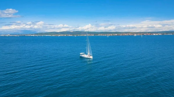 Vista aérea do iate que navega perto de belas ilhas. Lindas nuvens no fundo. Iate de luxo no mar. — Fotografia de Stock