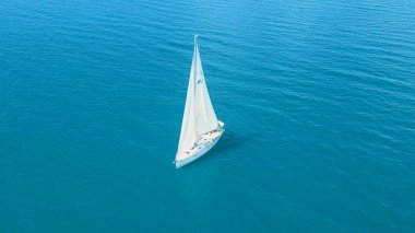 Yat manzaralı, güzel adaların yakınında. Arka planda güzel bulutlar var. Denizde lüks bir yat..