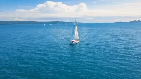 Veduta aerea di yacht a vela vicino belle isole. Belle nuvole sullo sfondo. Yacht di lusso nel mare. — Foto Stock