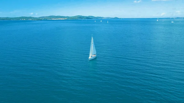 Vista aérea do iate que navega perto de belas ilhas. Lindas nuvens no fundo. Iate de luxo no mar. — Fotografia de Stock