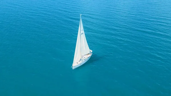 Vista aérea do iate que navega perto de belas ilhas. Lindas nuvens no fundo. Iate de luxo no mar. — Fotografia de Stock