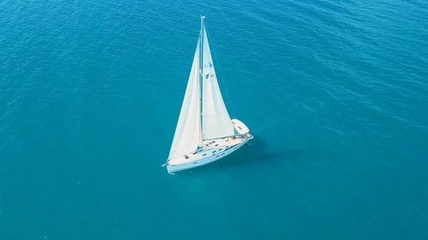 Flygfoto av yacht segling nära vackra öar. Vackra moln i bakgrunden. Lyx yacht i havet. — Stockfoto