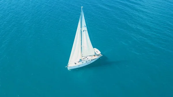 Vista aérea do iate que navega perto de belas ilhas. Lindas nuvens no fundo. Iate de luxo no mar. — Fotografia de Stock