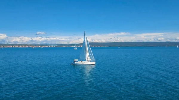 Vue aérienne du yacht naviguant près de belles îles. Beaux nuages en arrière-plan. Yacht de luxe dans la mer. — Photo