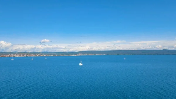 Vista aérea do iate que navega perto de belas ilhas. Lindas nuvens no fundo. Iate de luxo no mar. — Fotografia de Stock