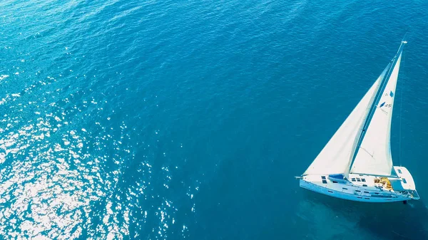Flygfoto av yacht segling nära vackra öar. Vackra moln i bakgrunden. Lyx yacht i havet. — Stockfoto